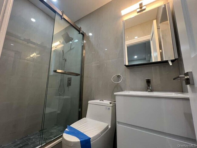 Foto del edificio - 61-14 Cloverdale Blvd