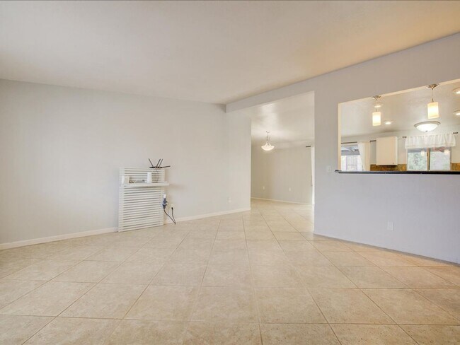 Foto del edificio - EAST SIDE LOCATION WITH PRIVATE POOL!!