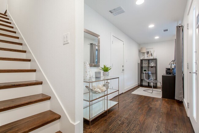 Foto del edificio - Modern 2 bed, 2.1 Bath townhome, walking distance to Greenville Ave