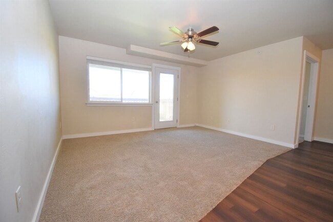 Building Photo - Pet Friendly! Beautiful 2 bedroom, 2 bathr...