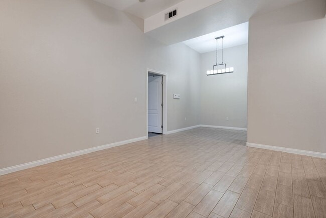 Building Photo - 2305 W Horizon Ridge Pkwy