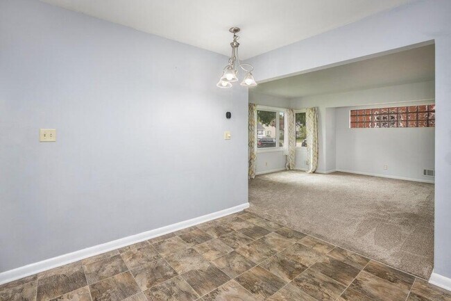 Building Photo - 1408 Manistique Ave