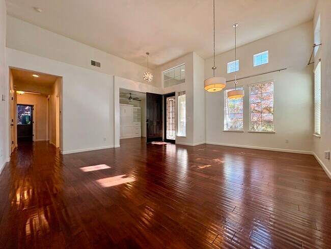 Foto del edificio - Beautiful 4 Bedroom with a large Pool! Located in Roseville close to a park!