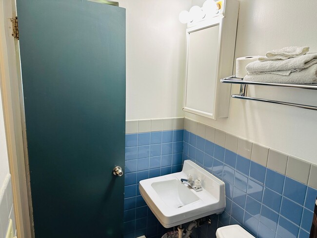 Building Photo - Furnished Efficiency Near Hospitals and Downtown