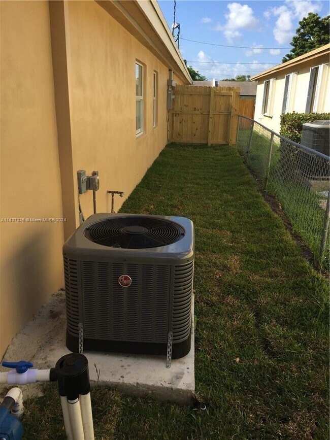 Foto del edificio - 219 NW 7th Ct