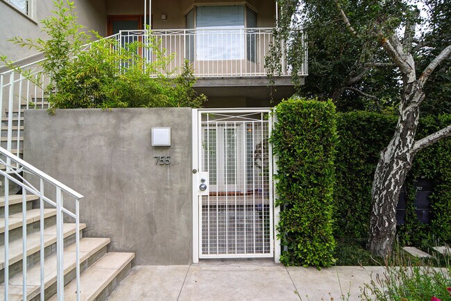 Foto del edificio - 755 N Harper Ave