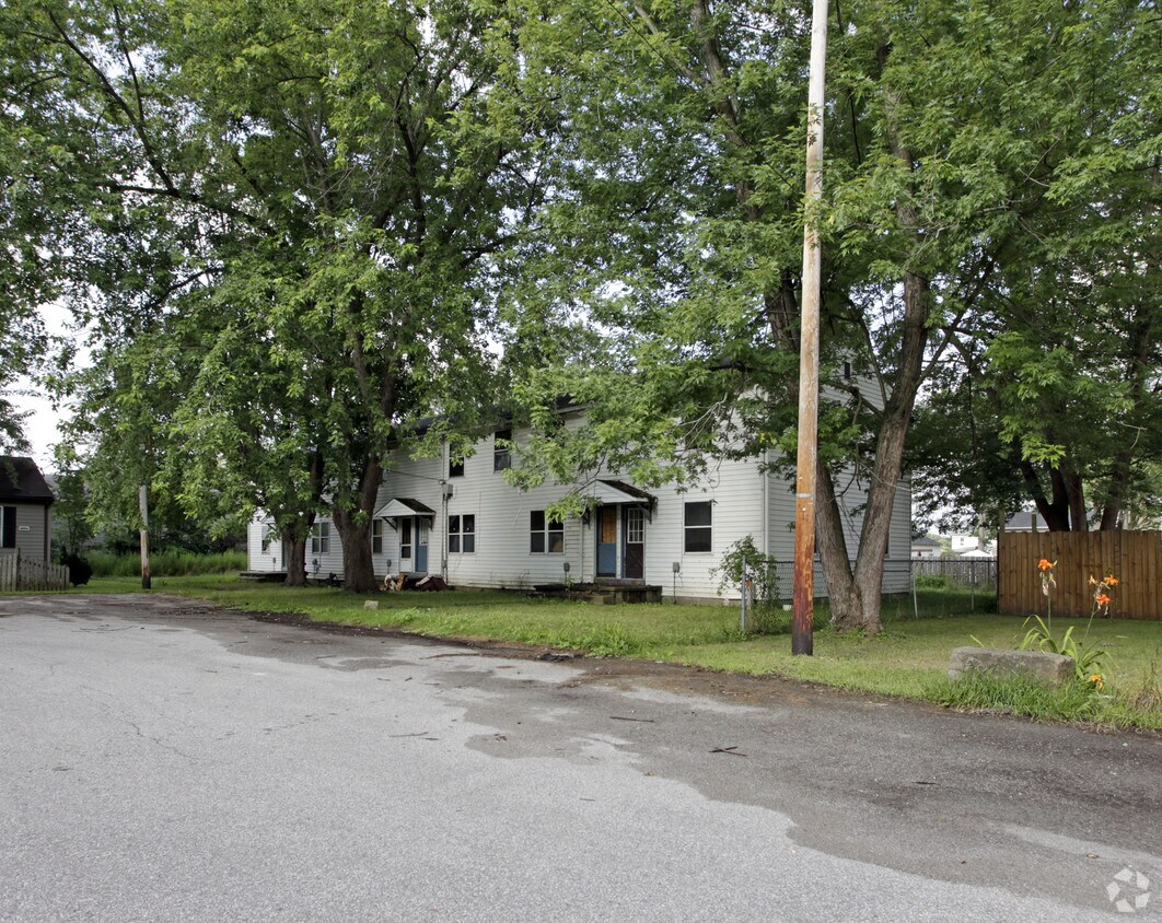 Building Photo - 8995 Oak Ct