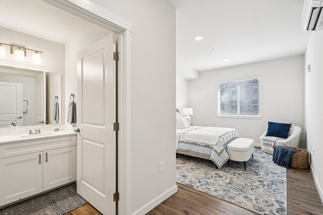 Foto del edificio - East Town Crossing