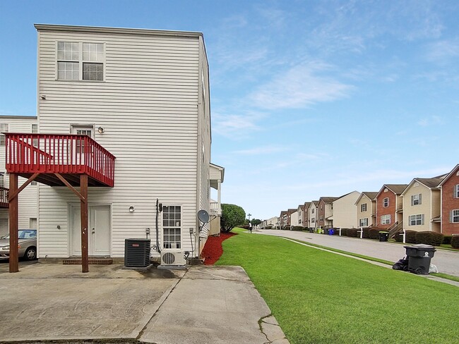 Building Photo - 7100 Oakley Ct