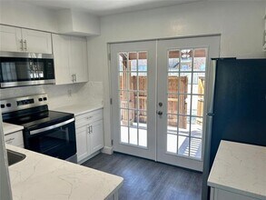 Building Photo - 3616 Parkridge Dr