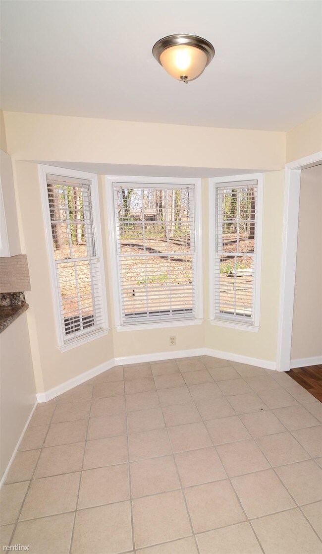 Building Photo - 4 br, 2.5 bath House - 150 Oak Street