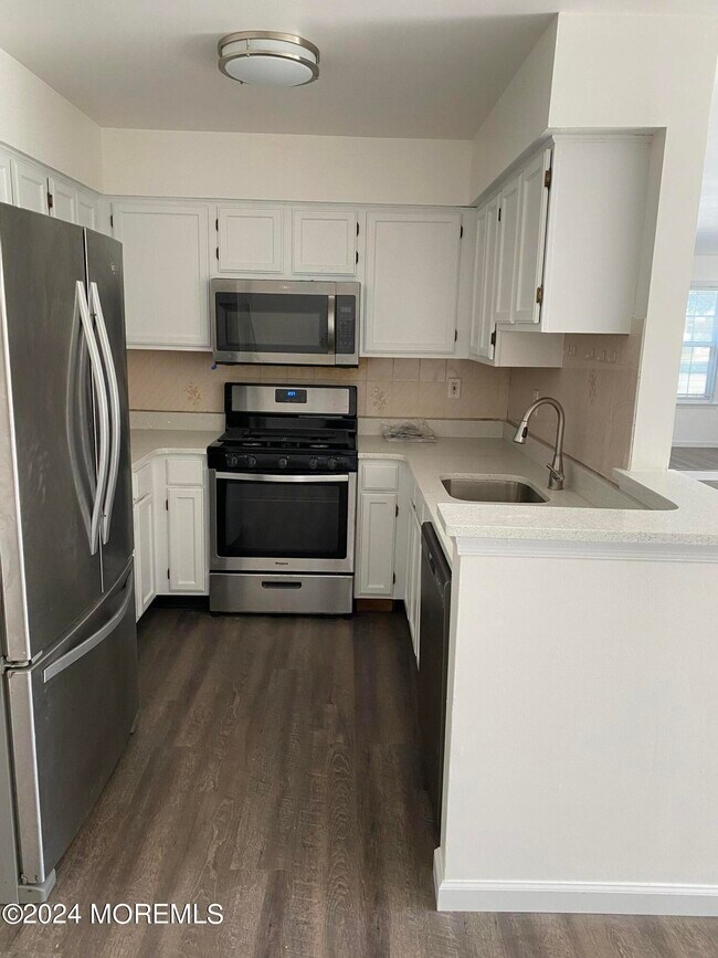 Building Photo - 739 Banyan Ct