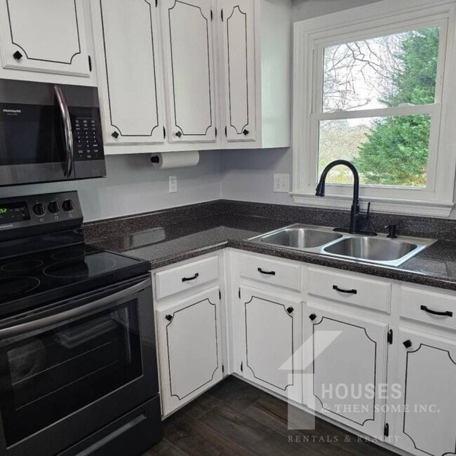 Building Photo - 14 Baggott St