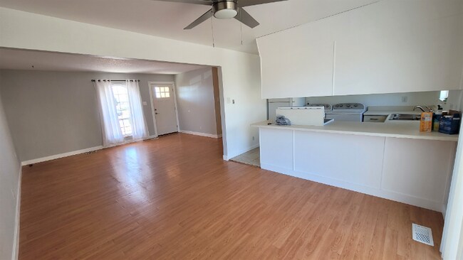 Building Photo - 992 S Coral Pl