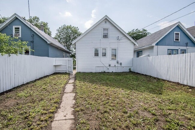 Building Photo - Updated 4-Bed Single Family Home with Clas...