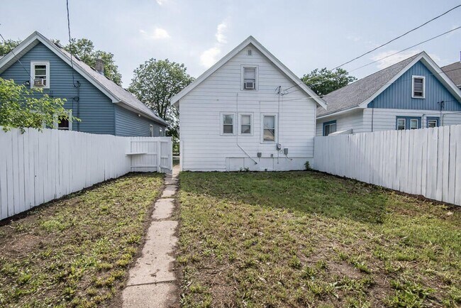 Foto del edificio - Updated 4-Bed Single Family Home with Clas...