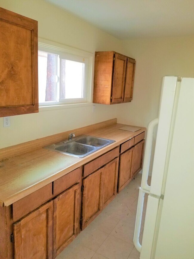 Building Photo - Cozy 1 Bed, 1 Bath Unit in Duplex - Water/...