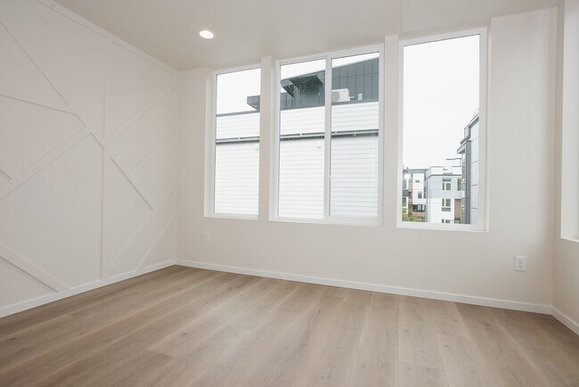 Building Photo - One year old Ballard townhome