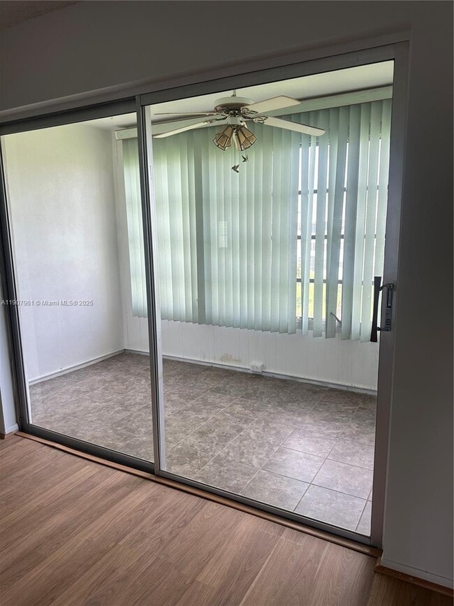 Foto del edificio - 8110 Sunrise Lakes Blvd