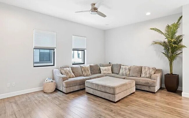 Building Photo - Spacious 3BR/3.5 Bath Townhome in Tampa