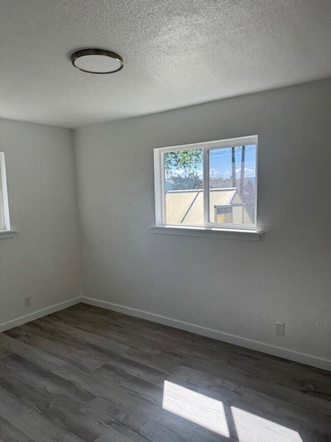 Foto del edificio - FULLY REMODELED 3 BEDROOM SINGLE FAMILY HOME