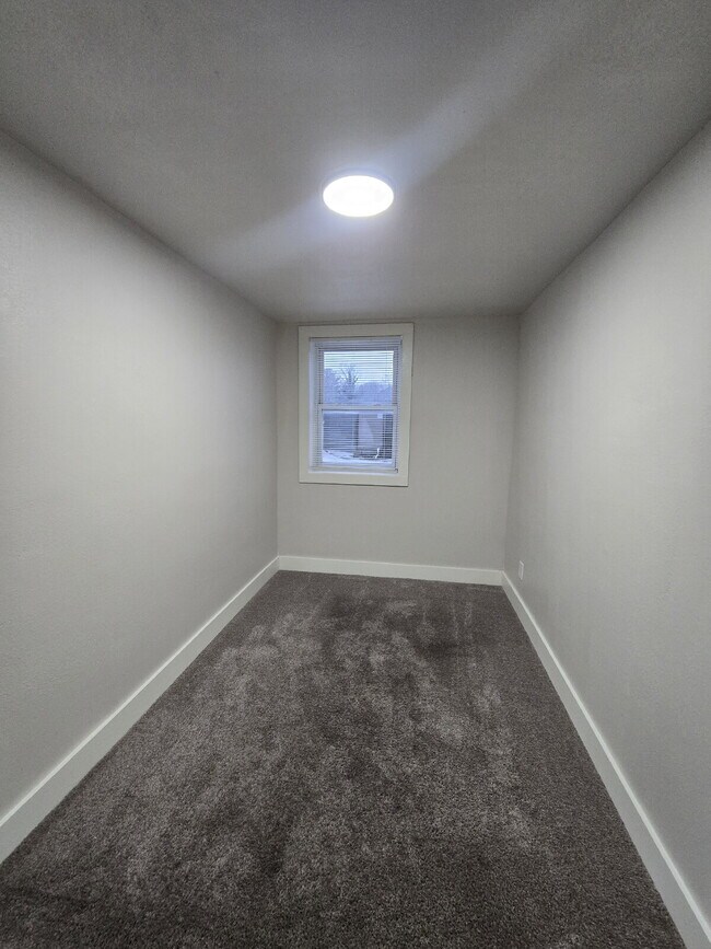 Foto del edificio - "Charming 1-Bed Haven with Off-Street Parking in Powell’s Prime Location!"