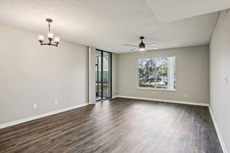 Building Photo - Lakeside Glen Apartments