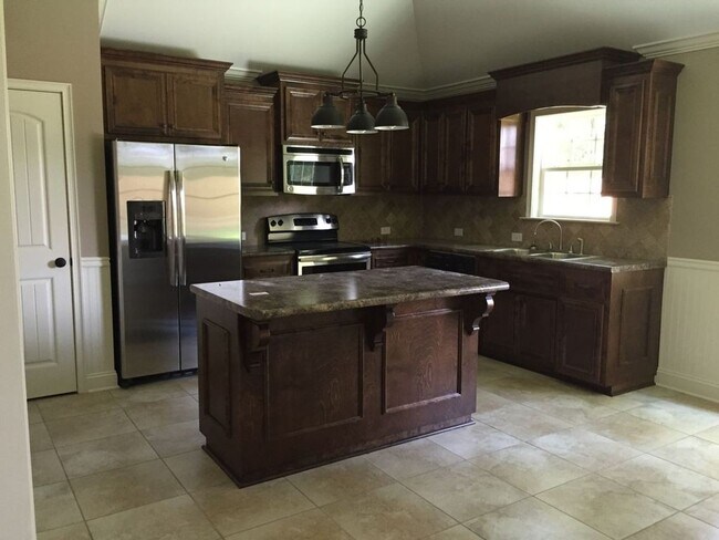 Building Photo - Elegant Comfort and Spacious Living: Your ...