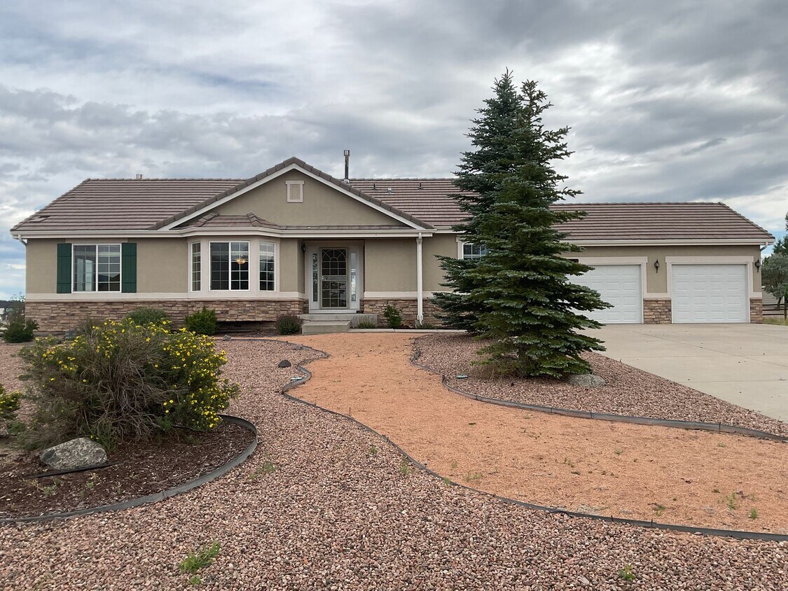 Foto principal - 4 Bedroom Home Available Near Jackson Cree...