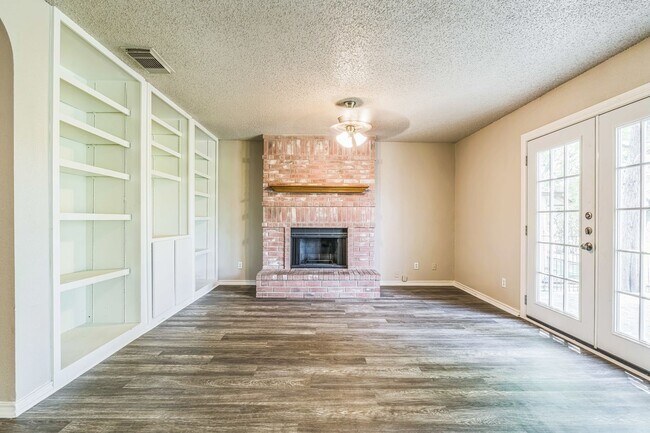 Foto del edificio - Spacious 4-Bedroom Home with Open Floor Pl...