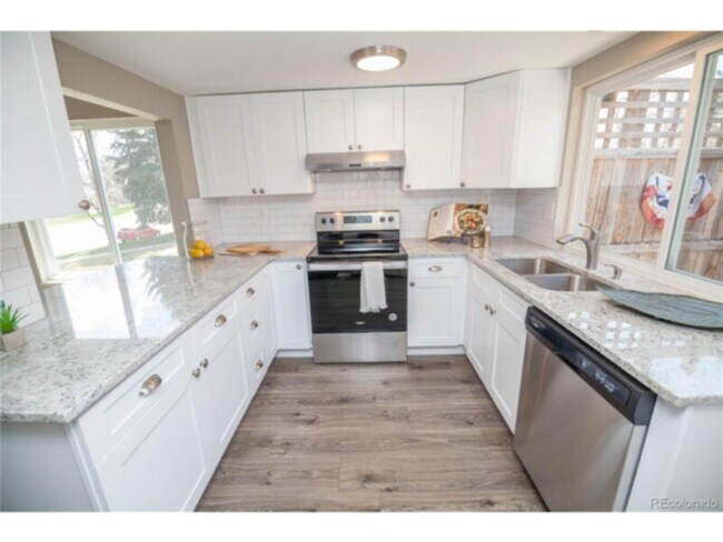 Building Photo - Seville Townhouse 3 bed 2 bath 2 car garage