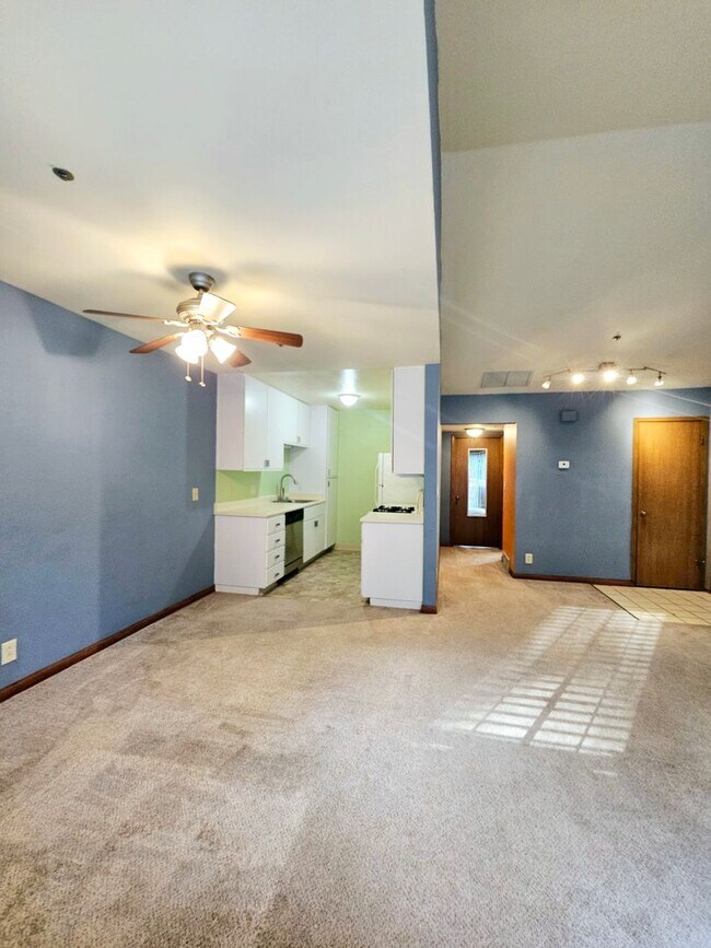 Building Photo - DISCOUNTED Spacious Top Floor 1-Bedroom Co...