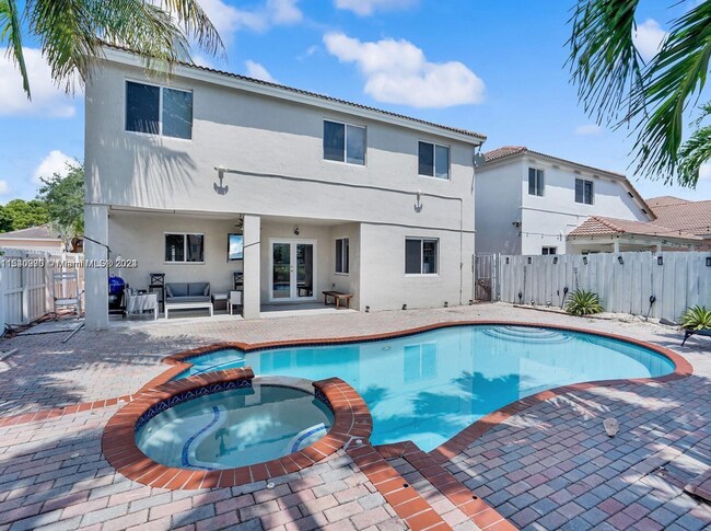 Foto del edificio - 5343 NW 111th Ct