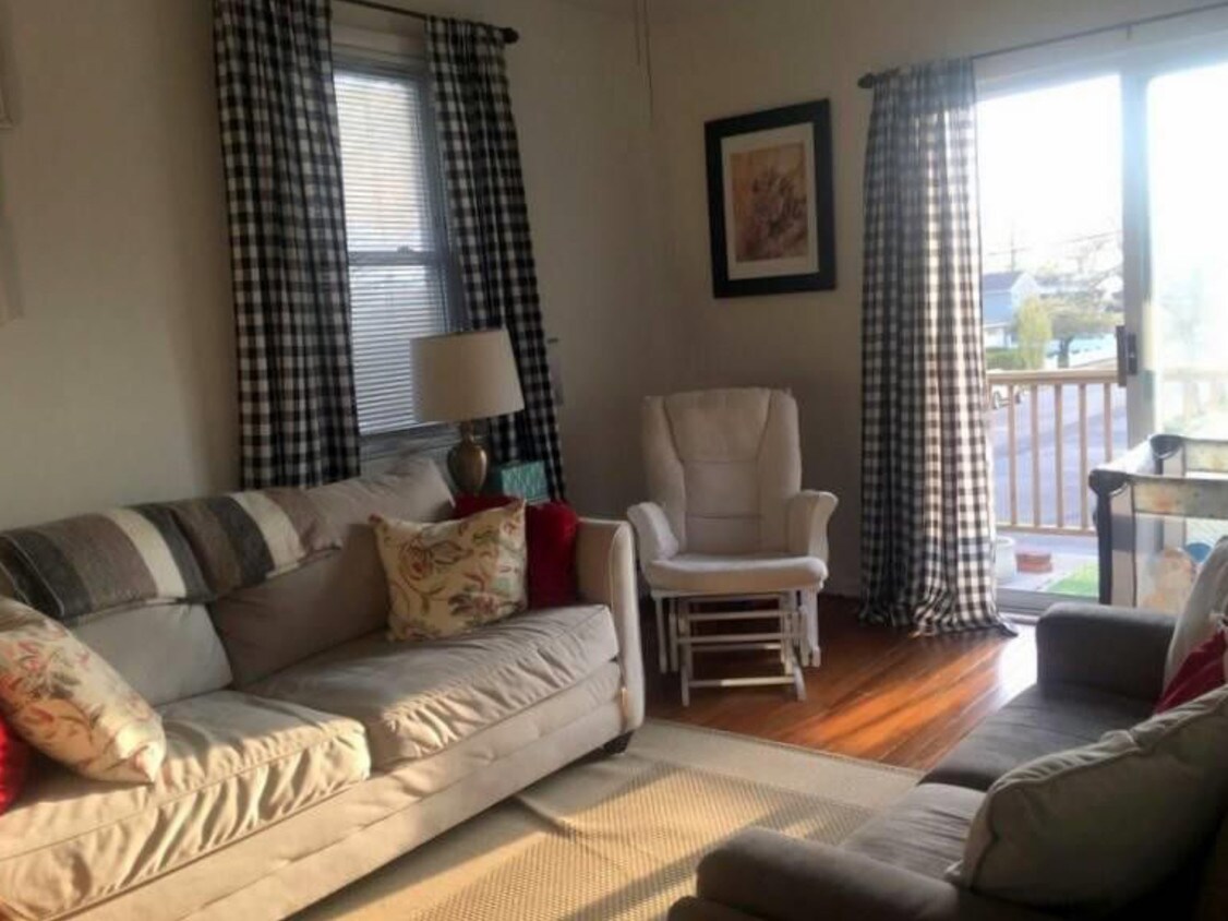 Upstairs living room with deck - 504 Lincoln Blvd