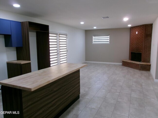 Foto del edificio - 6253 Dew Dr