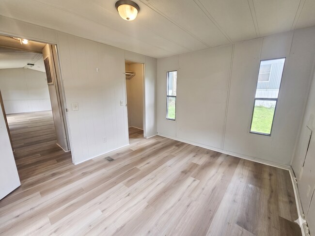 Foto del edificio - 412 McElhaney Rd