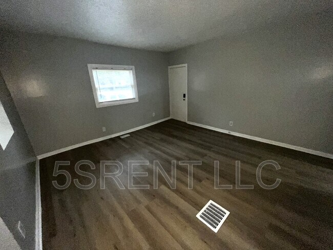Foto del edificio - 240 S Mary Ellen St