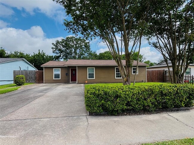 Building Photo - 2413 Kingsdale Dr