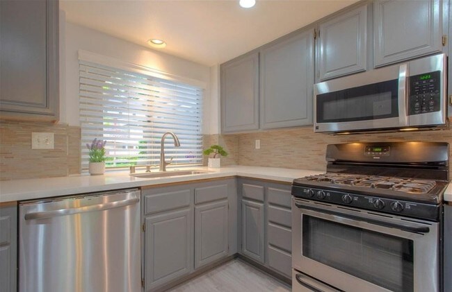 Microwave & Stove - 1827 Borrego Dr