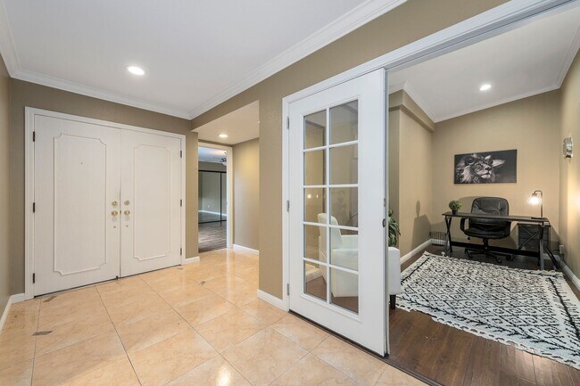 Building Photo - Spectacular townhome in the highly desirab...