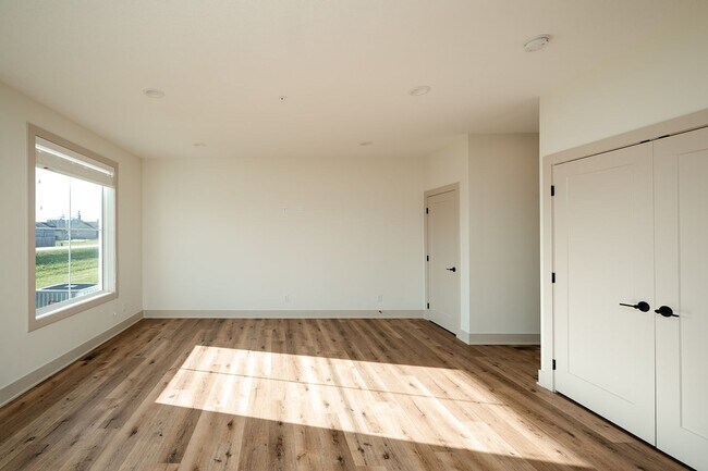 Building Photo - Large townhouse with plenty of room with e...