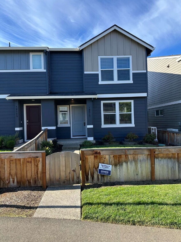 Primary Photo - Newer Townhouse in Saddle Club Estates wit...