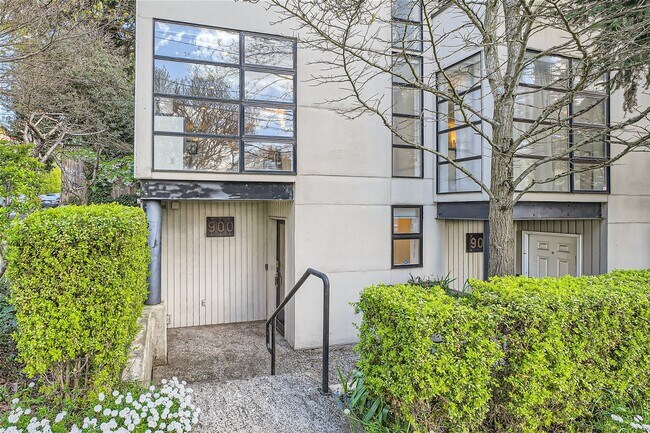 Building Photo - Modern Townhome in Vibrant University Dist...