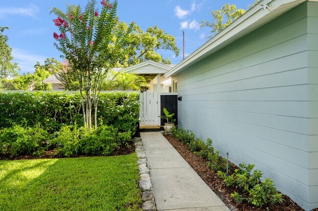 Foto del edificio - Charming College Park Bungelow