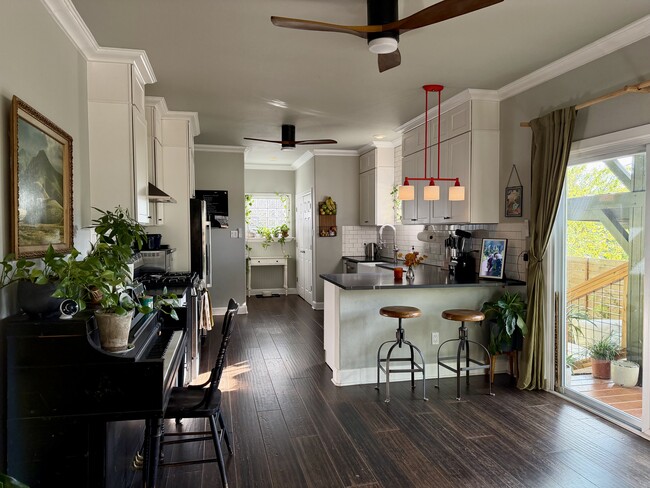 Building Photo - 2201 E 20th St