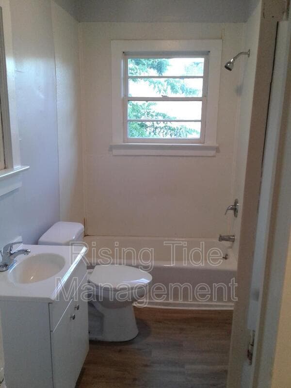 Building Photo - 220 58th St