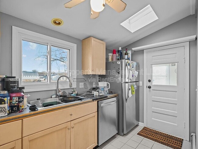 Building Photo - 22 Third School St