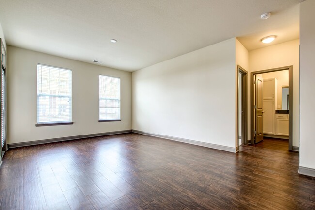 Sala de estar con ventanas grandes - Double Creek Flats Apartments