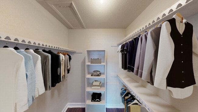 ENORME VESTIDOR - 7979 Westheimer Apartments