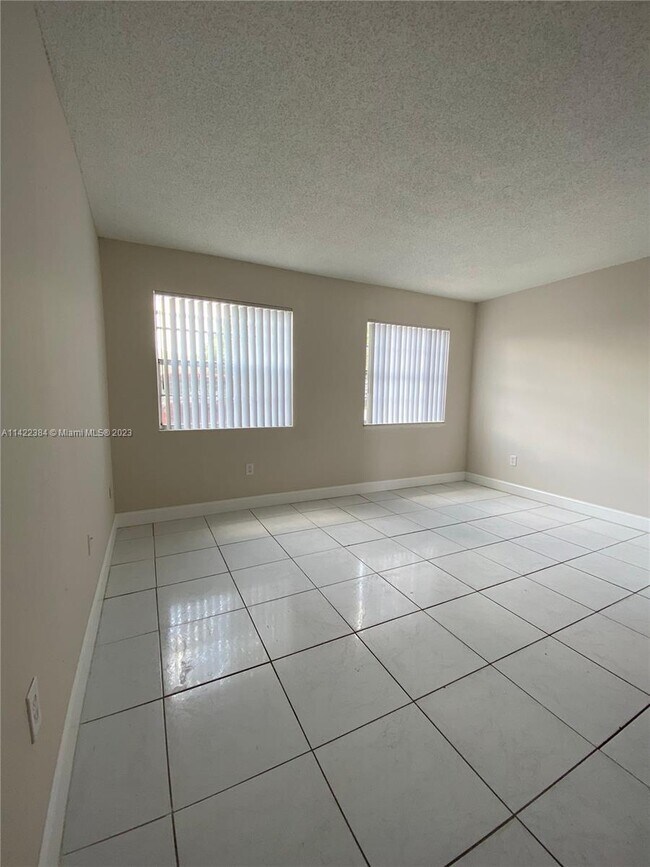 Foto del edificio - 651 NW 177th St